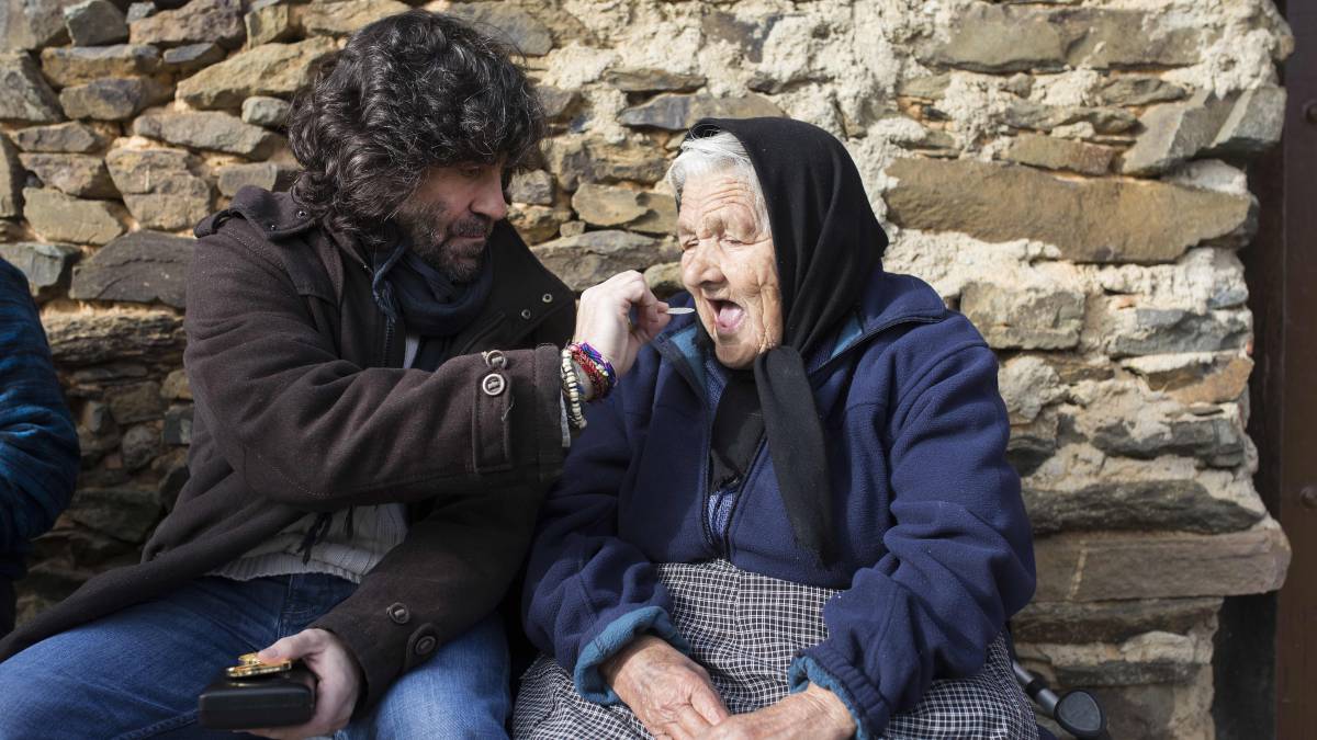 Nieto acude de vez en cuando a casa de las parroquianas que no pueden desplazarse para rezar con ellas y darles la comunión.