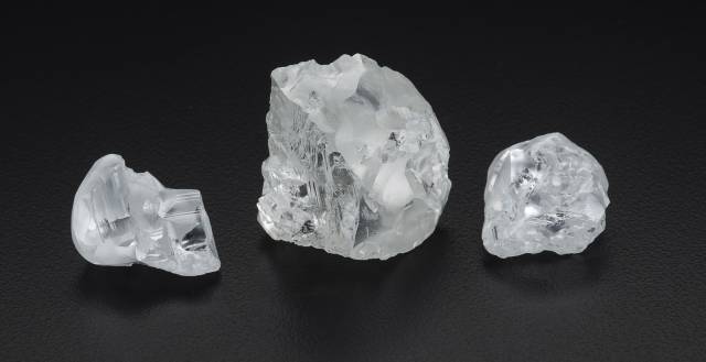 Una muestra de las esquirlas, o trozos sobrantes del tallado de un gran diamante.