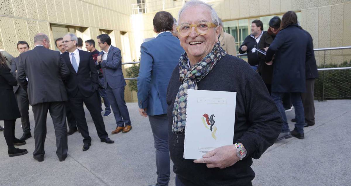 Juan Mari Arzak, este jueves con un ejemplar de 'Basque. Territorio creativo'.