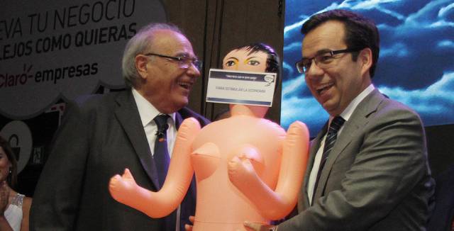 Luis Felipe Céspedes (r) accepts the doll.