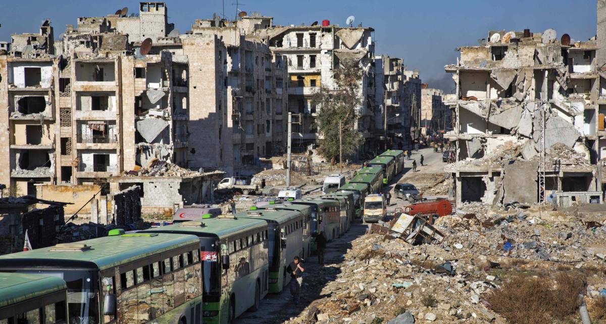 Autobuses entran en Alepo para evacuar a rebeldes y civiles.