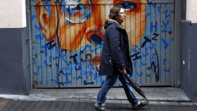 Un hombre pasea por el Barrio de las Letras.