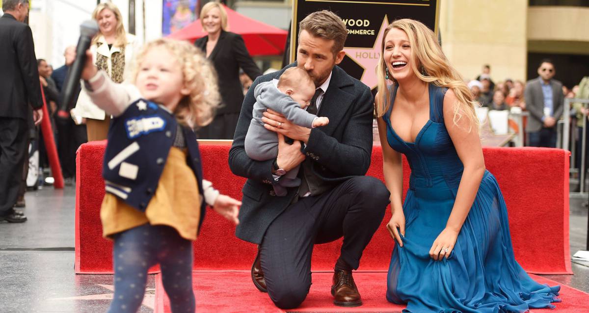 Ryan Reynolds y Blake Lively, con sus dos hijas, tras descubrir la estrella del actor en el Paseo de la Fama en Hollywood.