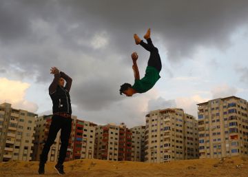 Dos ni&ntilde;os palestino practican parkour, en Gaza.