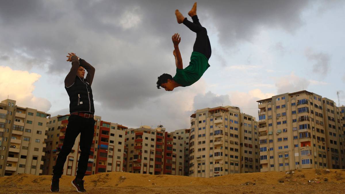 Dos niños palestino practican parkour, en Gaza.