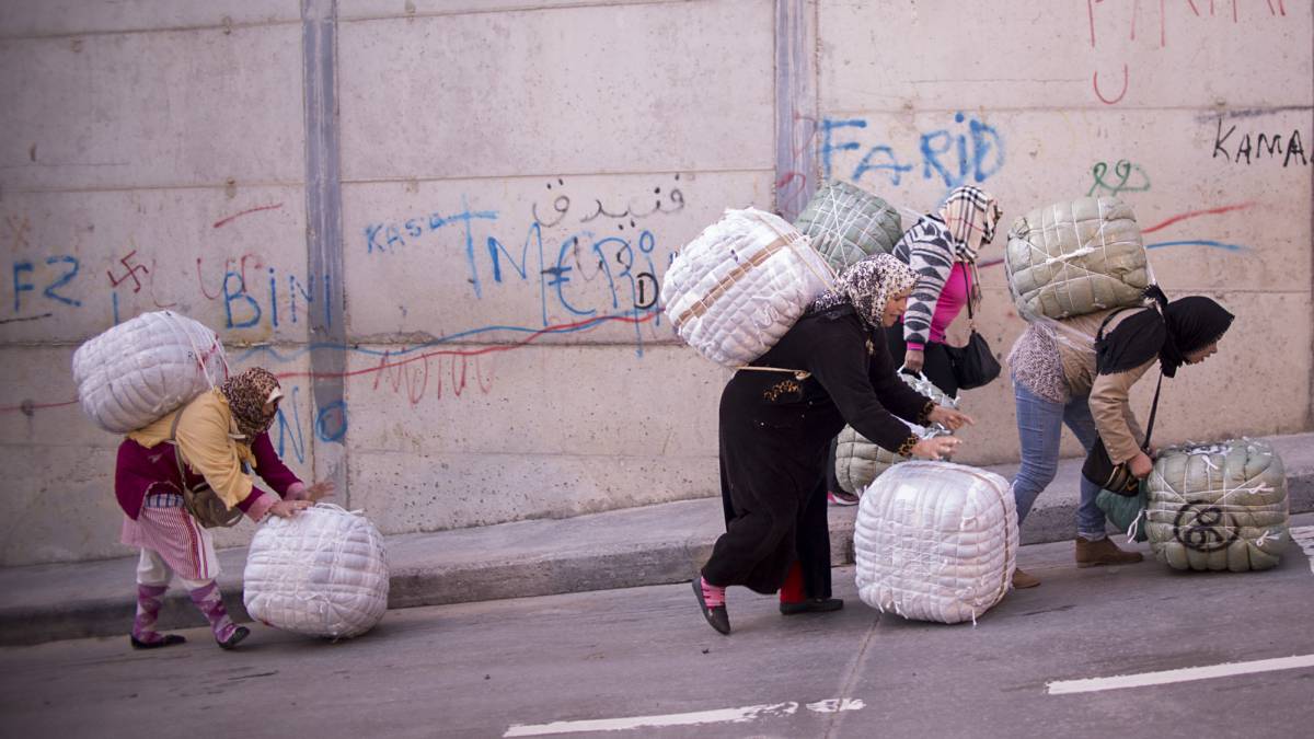 Entre 7.000 y 9.000 porteadores, hombres y mujeres, cruzan cada d’a la frontera entre Ceuta y Marruecos.