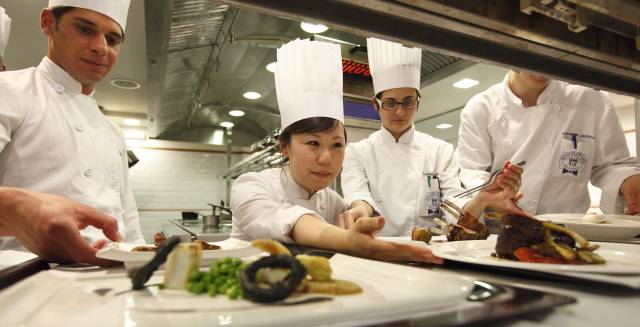 Los alumnos de la escuela de Mey Hofman, durante la preparaci&oacute;n de la cena homenaje.