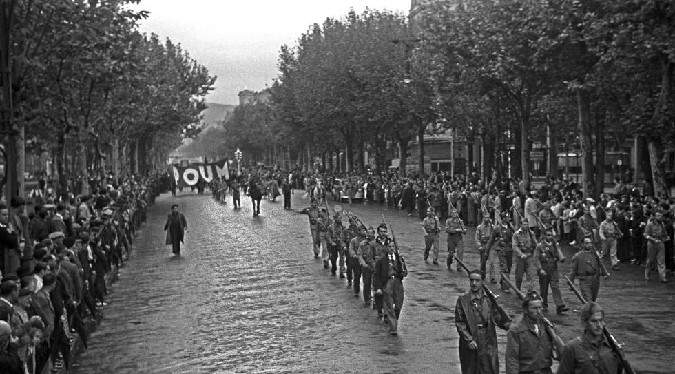 Un momento del desfile que ha tenido lugar en Barcelona durante la guerra civil española, en conmemoración de la Revolución de Octubre de 1934, que partió de la avenida del 14 de Abril y finalizó en la Estación Marítima.