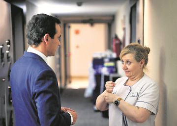 Ram&oacute;n Armada, director del hotel Ilunion Suites de Madrid, junto a una trabajadora que forma parte del 70% de personas con discapacidad de la plantilla. 