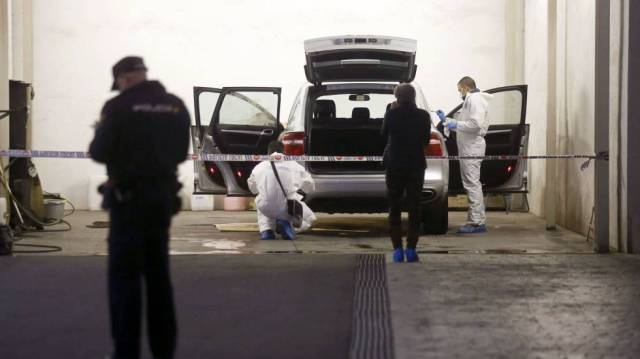 La policía científica registra el vehículo.