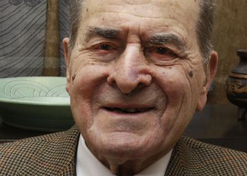El doctor Henry Heimlich, con un ejemplar de sus memorias. 