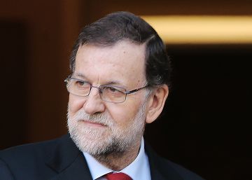 El presidente del Gobierno a&uacute;n en funciones, Mariano Rajoy, reunido con el secretario general del Partido Socialista Obrero Espa&ntilde;ol (PSOE) en el Palacio de la Moncloa. 