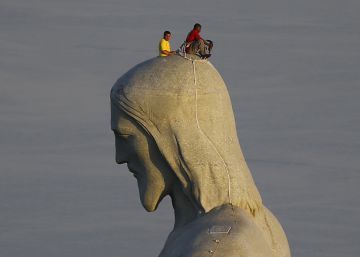 Trabajadores reparando el Cristo Redentor en R&iacute;o de Janeiro. rn 