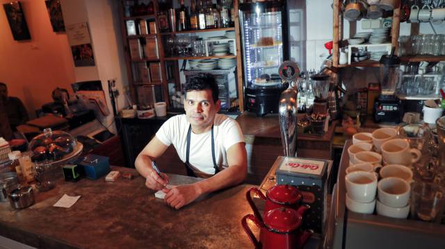 Julio Grisales en su cafetería Cafelito, en Madrid.