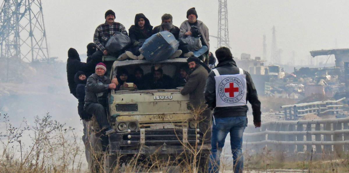 Civiles llenan un vehículo para ser evacuados del este de Alepo, este viernes.