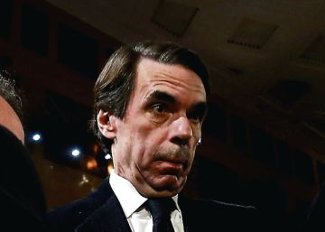 El l&iacute;der del PP, Mariano Rajoy, junto a Jos&eacute; Mar&iacute;a Aznar, en la Convenci&oacute;n Nacional que el Partido Popular celebra en Madrid. 