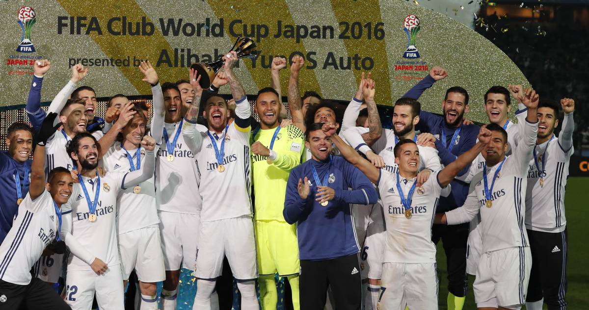 Los jugadores del Real Madrid celebran su victoria.