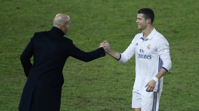 Zidane a Cristiano durante la final del Mundialito.