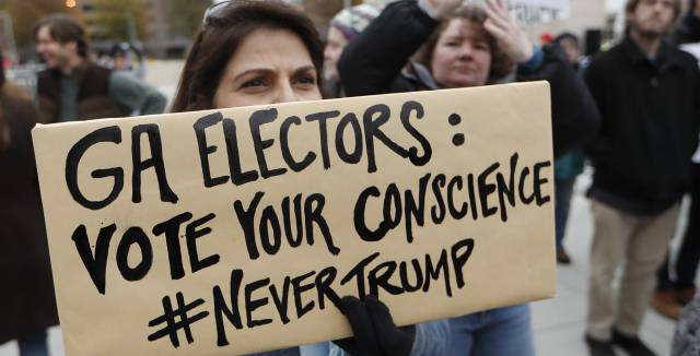 Manifestantes contra la elecci&oacute;n de Trump.