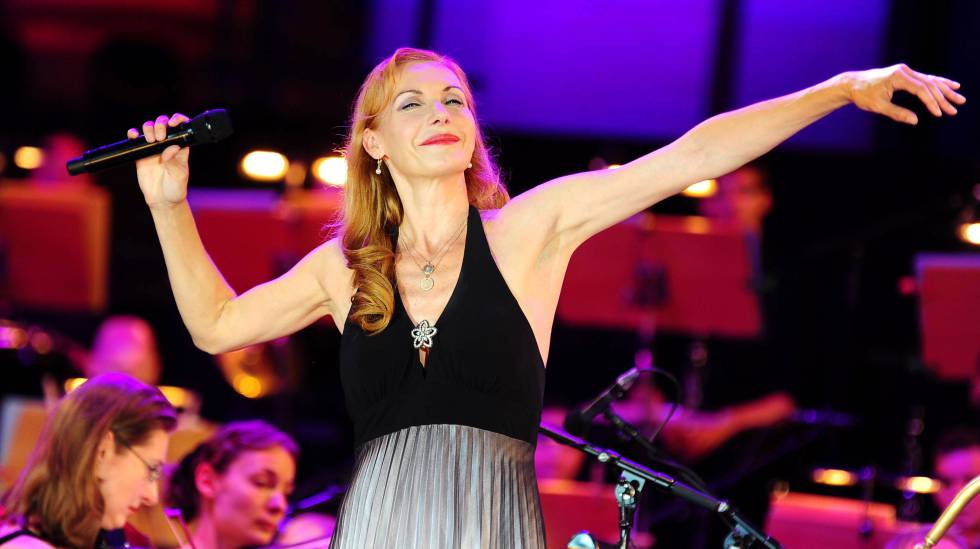 Ute Lemper durante una actuación, en Berlin (Alemania). rn rn