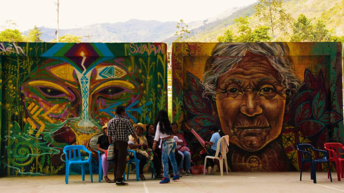 Representación de la deidad inca Pacha Mama en el polideportivo de Toribío, en Cauca, Colombia.