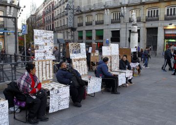 Puestos de venta ambulante de d&eacute;cimos en la Puerta del Sol de Madrid.