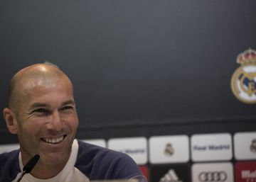 GRA142. MADRID, 06012017.- El técnico del Real Madrid, Zinedine Zidane, durante la rueda de prensa tras el entrenamiento del equipo esta mañana en Valdebebas de cara al partido de Liga que disputará mañana frente al Granada en el estadio Santiago Bernabéu. Zidane esquivó las acusaciones sobre arbitrajes a favor del conjunto madridista que lanzó el central del Barcelona Gerard Piqué, y dijo que no quiere "entrar en este debate" tras asegurar que "es muy difícil la labor" de los colegiados. EFESanti Donaire