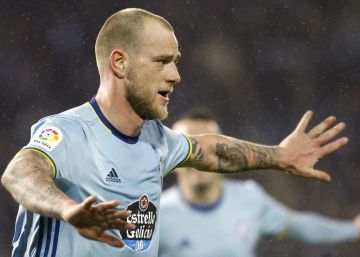 GRA478. VIGO. 25012017.- El delantero sueco del Celta de Vigo John Guidetti celebra el primer gol de su equipo contra el Real Madrid durante el partido de vuelta de cuartos de final de la Copa del Rey que se juega esta noche en el estadio de Balaídos, en Vigo. EFESalvador Sas