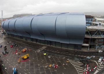 GRA280. VIGO, 04022017.- El temporal de lluvias y marejada han obligado a decretar la alerta roja en las Rías Bajas . En la imagen, el estadio municipal de Balaídos, con desperfectos en parte de la estructura de la grada a cauda del temporal, donde se ha suspendido el partido de mañana entre el Celta y el Real Madrid. EFESalvador Sas