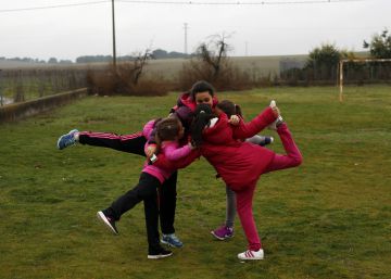 Un grupo de ni&ntilde;as en la escuela rural C.R.A Retama (Segovia).