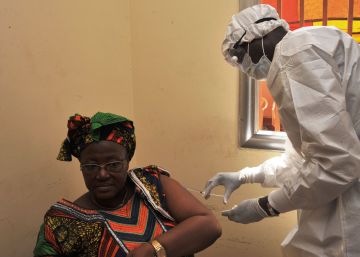 Una mujer recibe la vacuna del &eacute;bola en Conakri (Guinea).