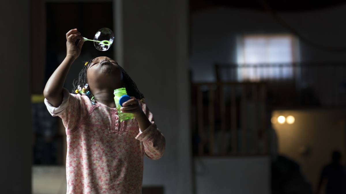 Una niña haitiana juega en un albergue para migrantes en México.