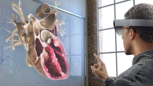 Un usuario prueba las gafas de realidad aumentada HoloLens.