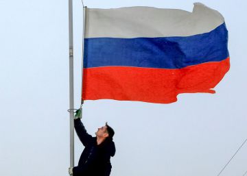 La bandera rusa es colocada a media asta en Krasnoyarsk.