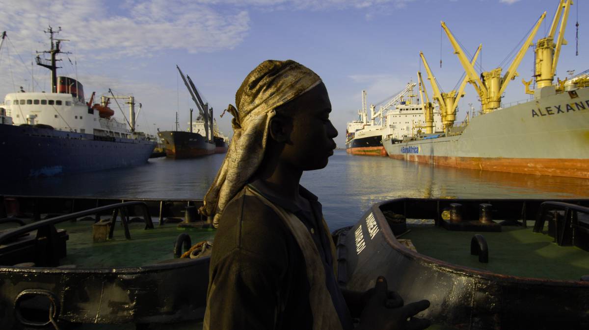 Un mecánico de camiones en el puerto de Tema, Ghana.