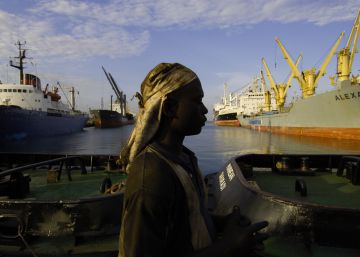 Un mec&aacute;nico de camiones en el puerto de Tema, Ghana.