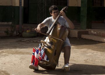 Brandom Cobone, contrabajista de 16 años de la orquesta de Cateura, posa en un aula de la escuela de música en la barriada de Asunción (Paraguay).