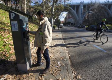 Zona azul vac&iacute;a en la calle Segovia de Madrid por alerta de poluci&oacute;n.