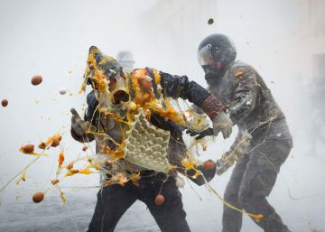 Fiesta de 'Els Enfarinats' en Ibi (Alicante) por el D&iacute;a de los Inocentes.