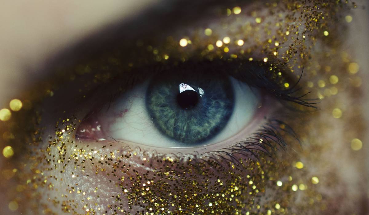 Unas pestañas demasiado largas son malas para el ojo. Contrólese con la máscara