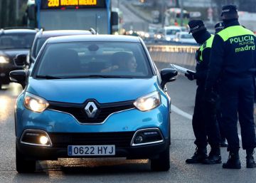 Control de polic&iacute;a municipal en el acceso a Madrid por la A-2.