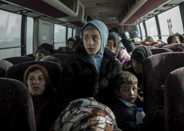 Desplazados iraqu&iacute;es en un autob&uacute;s cerca de Bartella (Irak).
