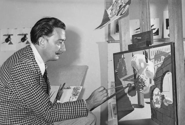 Salvador Dal&iacute;, realizando pinturas para la pel&iacute;cula de dibujos animados inconclusa 'Destino', que Salvador Dal&iacute; y Walt Disney concibieron conjuntamente. 