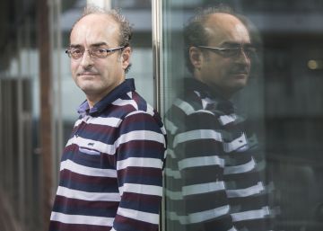 El genetista Carles Lalueza-Fox, en su centro de investigaci&oacute;n, en Barcelona.