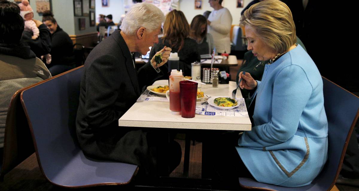 Hillary Clinton y Bill Clinton, en un restaurante en New Hampshire. 