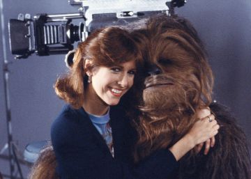 La actriz Carrie Fisher junto a Chewbacca, durante el rodaje de la segunda pel&iacute;cula de Star Wars en 1983. 