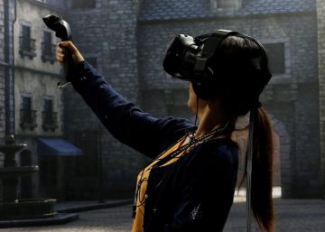 Una visitante de la feria Computex de Taipei prueba la realidad virtual.