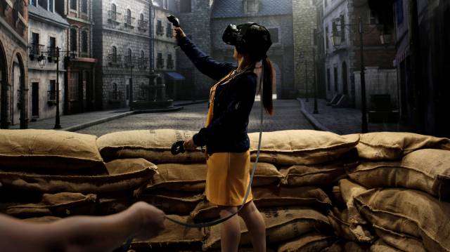 Una visitante de la feria Computex de Taipei prueba la realidad virtual.