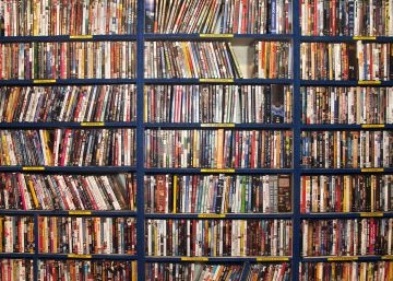 Estanter&iacute;a repleta de pel&iacute;culas. 