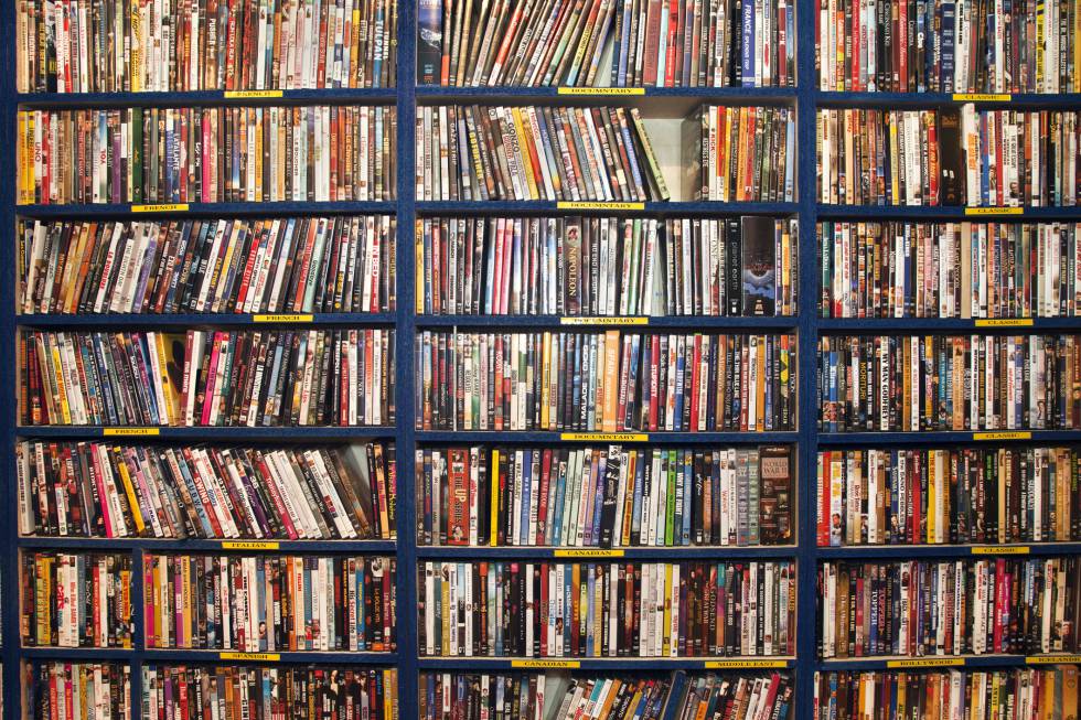 Estantería repleta de películas.